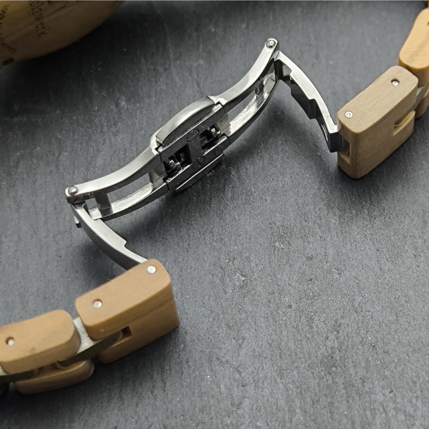 Holzwerk ROSENHEIM Damen Armbanduhr aus Olivenholz mit silber-roségoldenem Zifferblatt und Detailansicht der Faltschließe