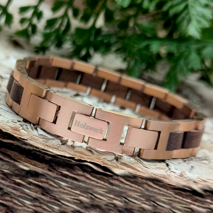 Holzwerk ROTHSEE braun-roségoldfarbenes Armband aus hochwertigem Holz und Edelstahl auf Holz platziert