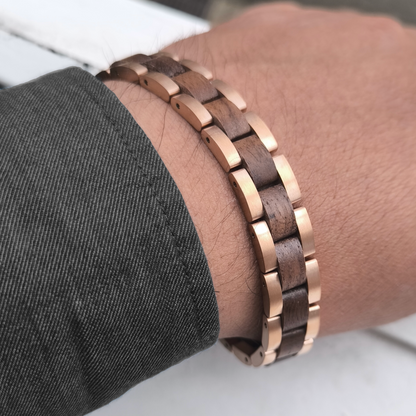 Holzwerk ROTHSEE braun-roségoldfarbenes Armband aus hochwertigem Holz und Edelstahl am Handgelenk getragen