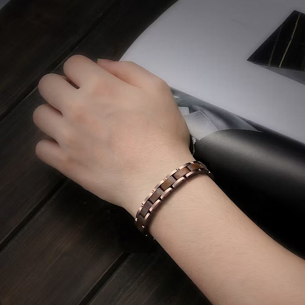 Holzwerk ROTHSEE braun-roségoldfarbenes Armband aus hochwertigem Holz und Edelstahl, Lifestyle-Foto am Handgelenk