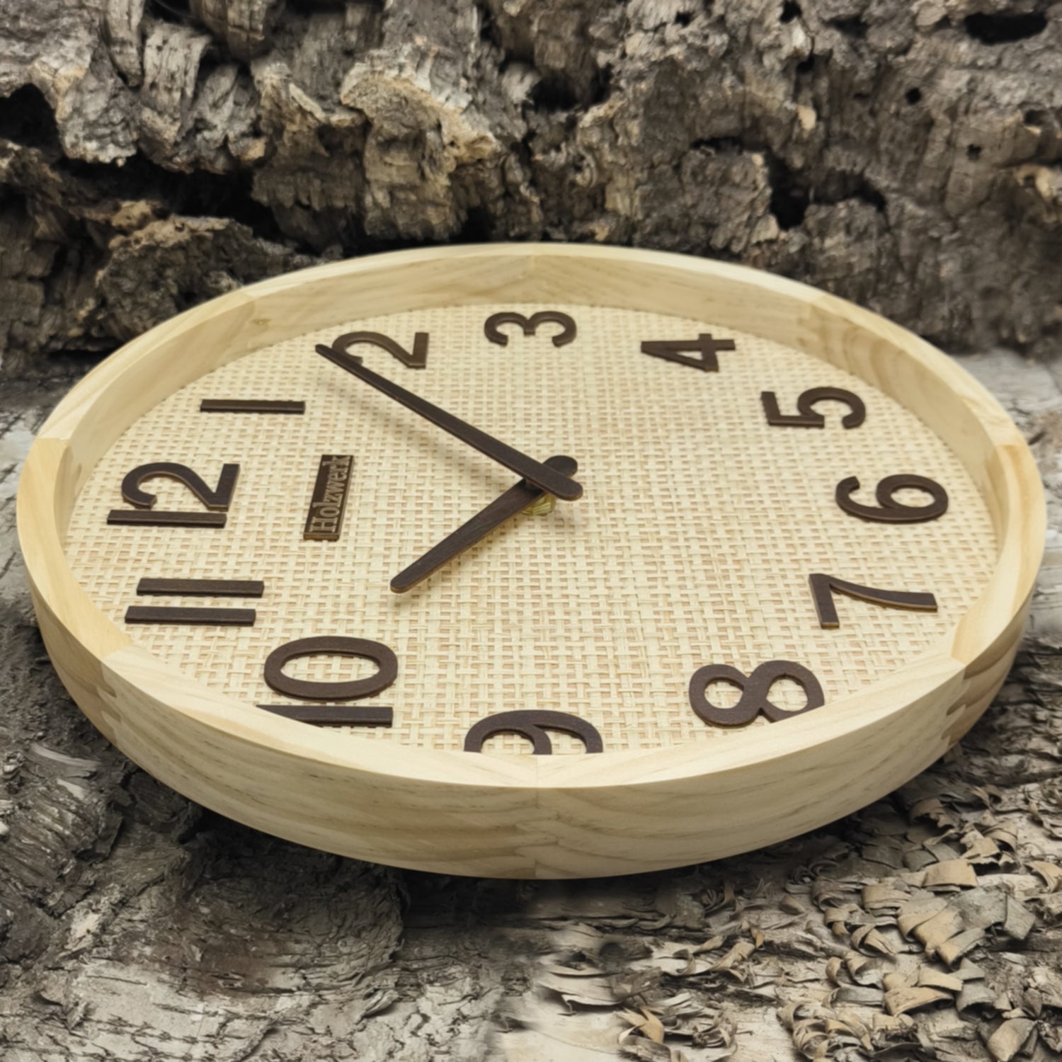 Holzwerk SAARBURG 30 cm Quarz-Wanduhr mit Rattan Design, beigem Zifferblatt und braunen Zeigern, Seitenansicht links