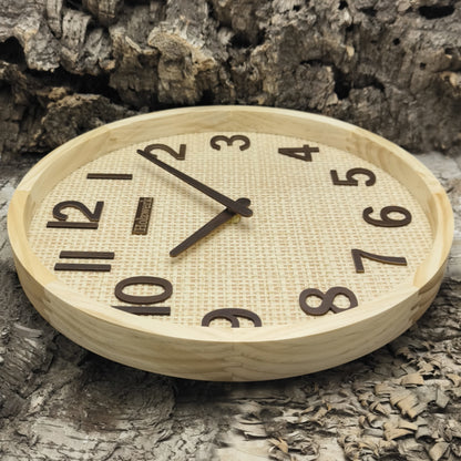Holzwerk SAARBURG 30 cm Quarz-Wanduhr mit Rattan Design, beigem Zifferblatt und braunen Zeigern, Seitenansicht links