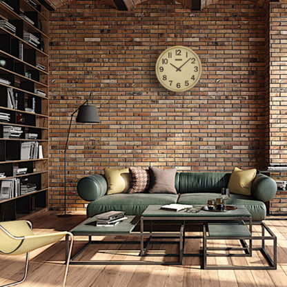 Holzwerk SAARBURG 30 cm Quarz-Wanduhr mit Rattan Design, beigem Zifferblatt und braunen Zeigern im Wohnzimmer