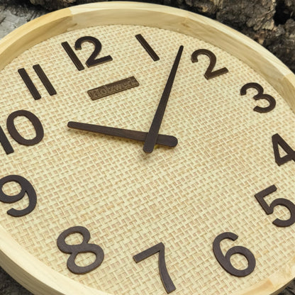 Detailansicht der 30 cm Holzwerk SAARBURG Wanduhr aus Vollholz mit beigem Zifferblatt und brauner Zeigerführung