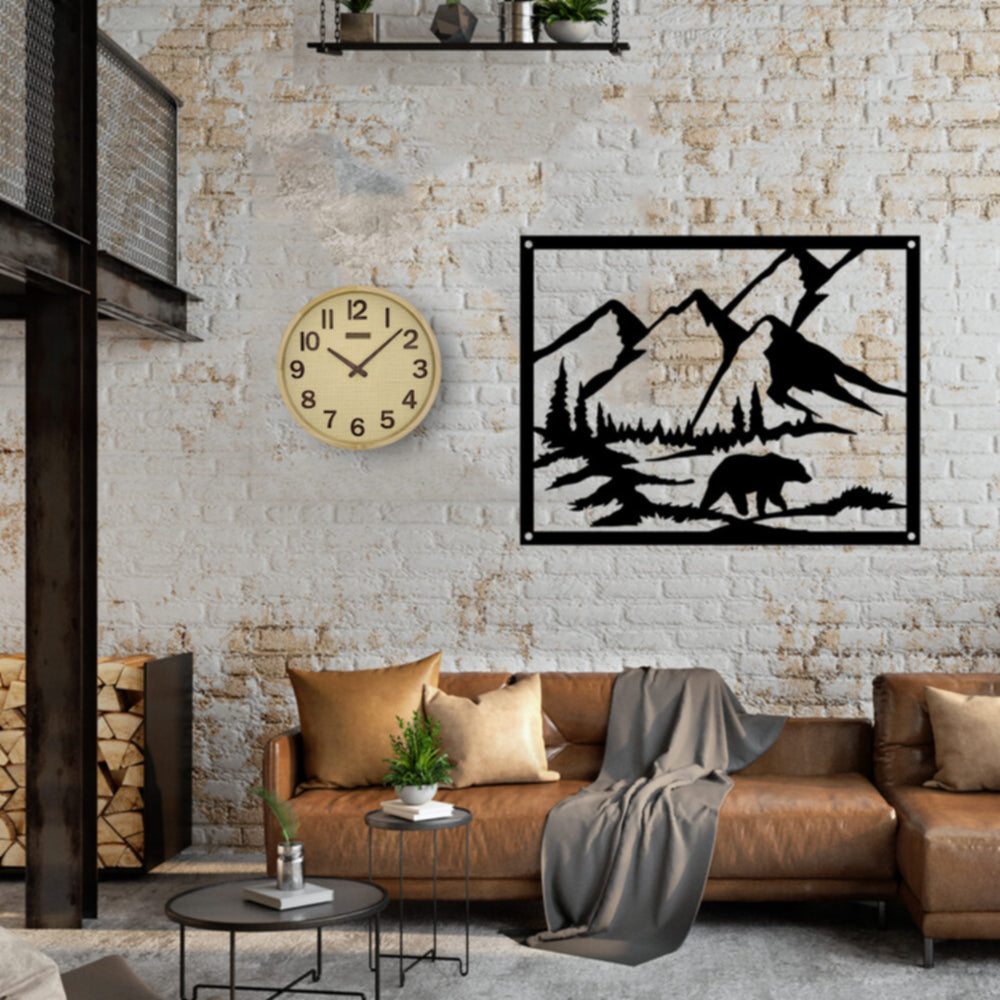 Holzwerk SAARBURG 30 cm Quarz-Wanduhr mit Rattan Design, beigem Zifferblatt und braunen Zeigern im Wohnbereich