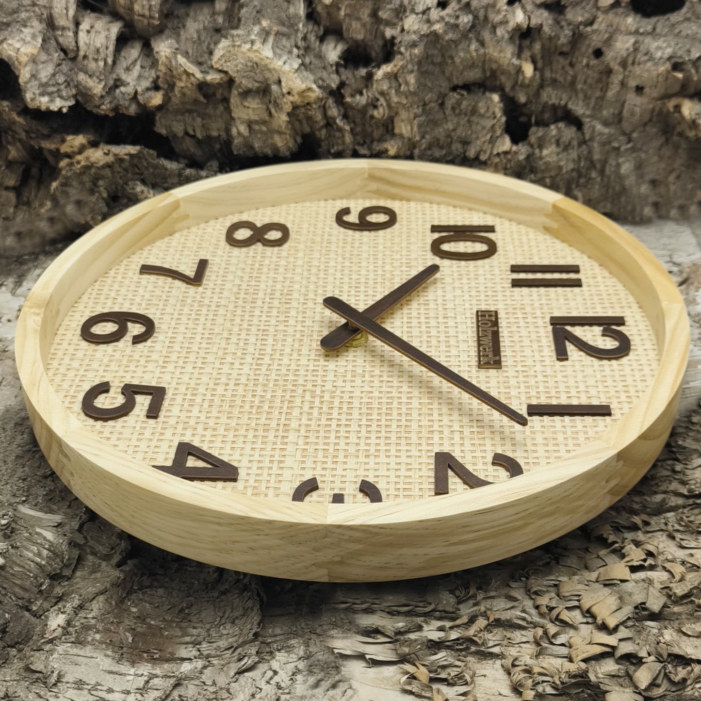 Holzwerk SAARBURG 30 cm Quarz-Wanduhr mit Rattan Design, beigem Zifferblatt und braunen Zeigern, Seitenansicht rechts