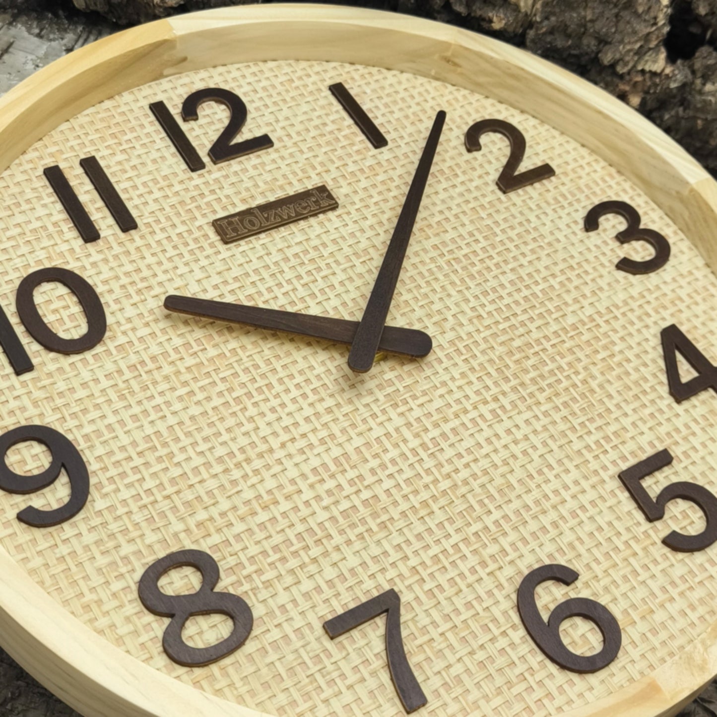 Detailansicht der 30 cm Holzwerk SAARBURG Funk Wanduhr aus Vollholz mit beigem Zifferblatt und brauner Zeigerführung