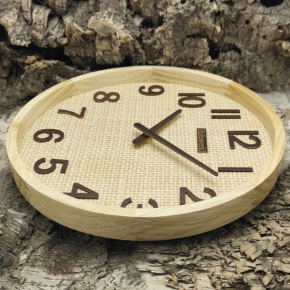 Holzwerk SAARBURG 30 cm Funk-Wanduhr aus Vollholz mit beigem Zifferblatt und braunen Zeigern, Seitenansicht rechts