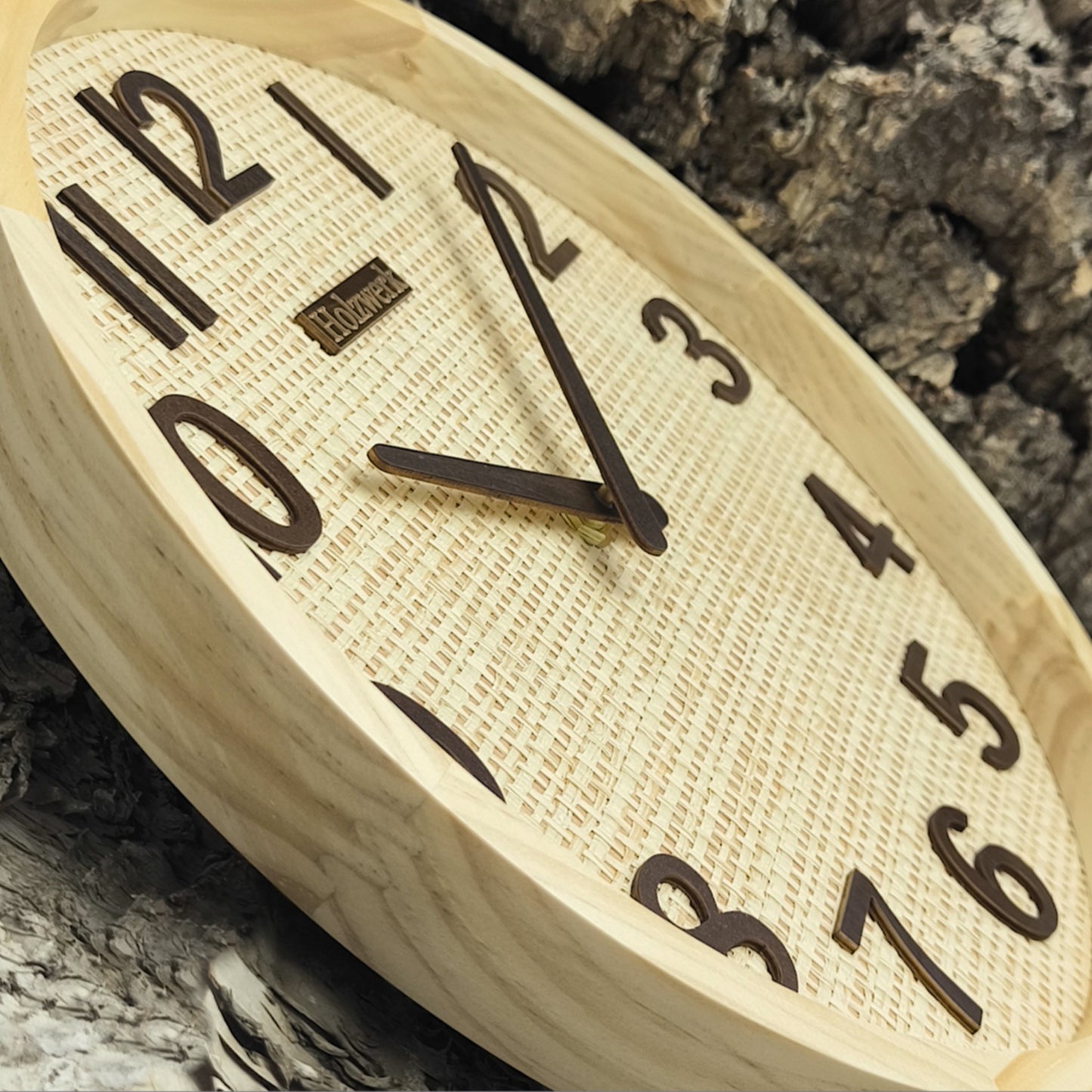 Schrägaufnahme der Holzwerk SAARBURG Funk-Wanduhr aus Vollholz mit beigem Zifferblatt und brauner Zeigerführung