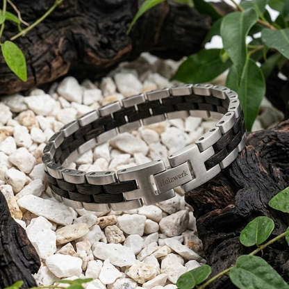 Holzwerk SANDASEE silber-schwarzes Holz Armband aus Ebonyholz und Edelstahl mit Gliederkonstruktion, Lifestyle Foto auf Holz