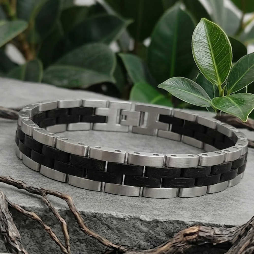 Holzwerk SANDASEE silber-schwarzes Holz Armband aus Ebonyholz und Edelstahl mit Gliederkonstruktion, Lifestyle Foto der Rückseite
