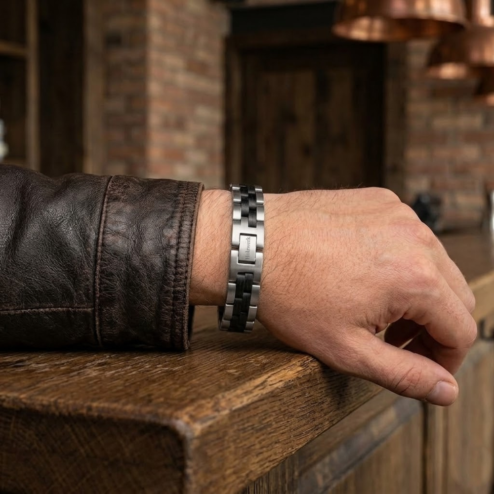 Holzwerk SANDASEE silber-schwarzes Holz Armband aus Ebonyholz und Edelstahl mit Gliederkonstruktion am Handgelenk getragen