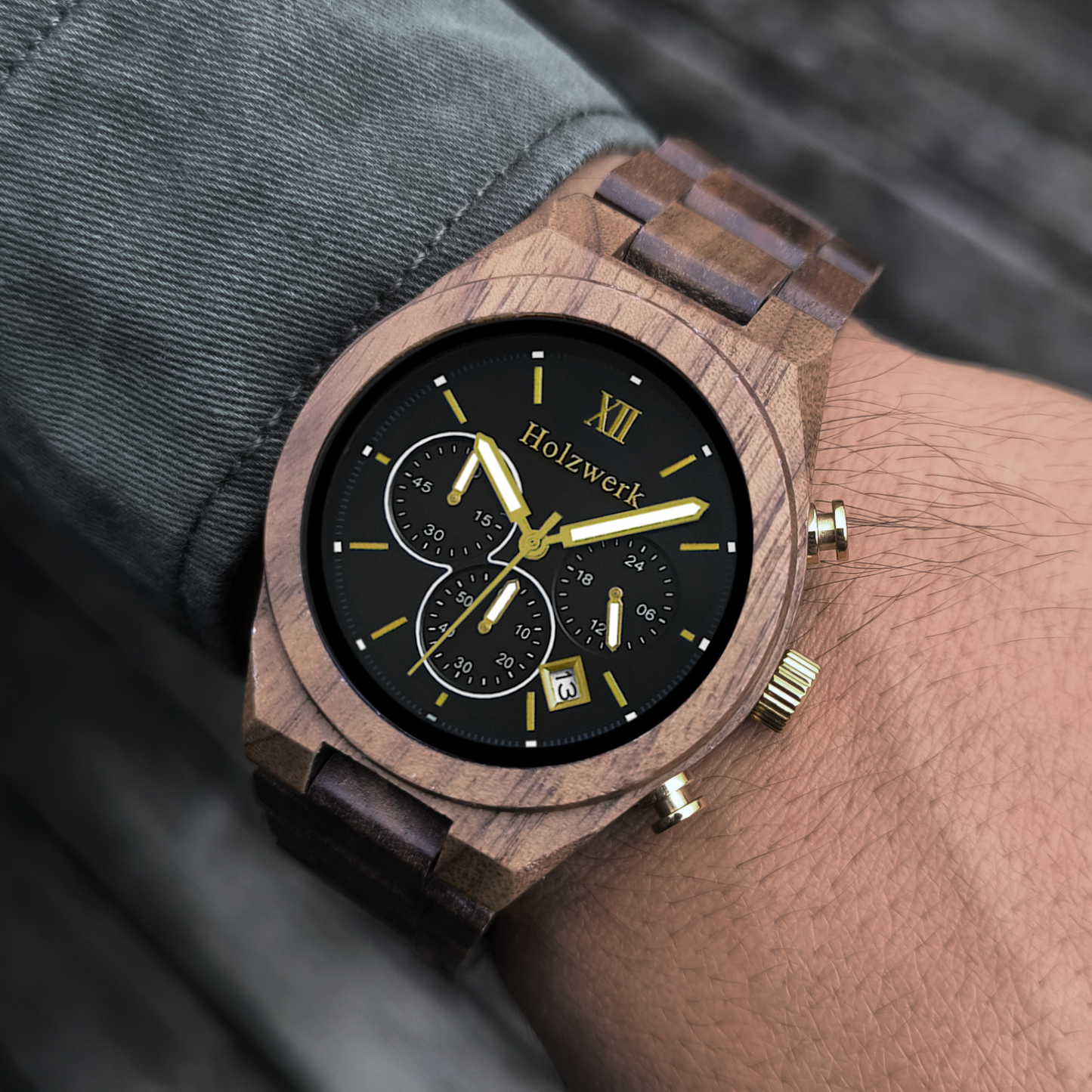 Holzwerk SASSNITZ Chronographen-Uhr aus Walnuss-Holz mit Chronographen und Datumsanzeige am Handgelenk