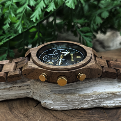 Holzwerk SASSNITZ Chronographen-Uhr aus Walnuss-Holz mit Chronographen und Datumsanzeige, Seitenansicht rechts