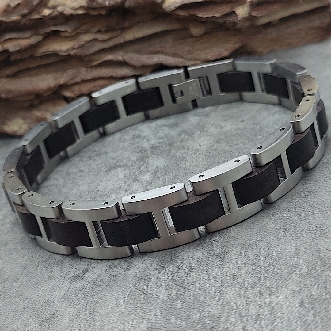 Holzwerk SCHLIERSEE silber-braunes Holz Armband aus Ebonyholz und Edelstahl, Lifestyle Foto des Armbands
