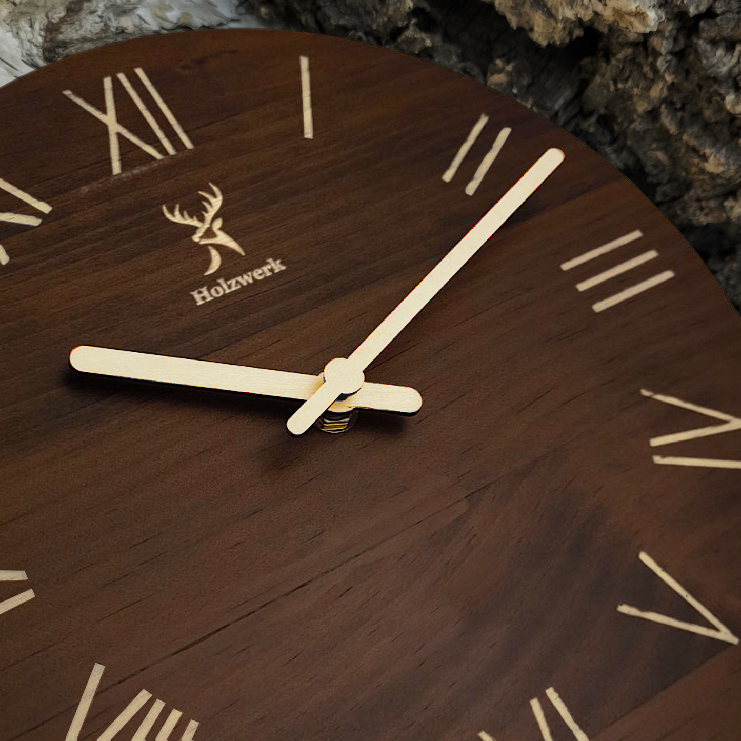 Holzwerk SCHWERIN 25 cm robuste Vintage Holz-Quarz Wanduhr aus massivem Holz  mit römischen Ziffern im Detail mit Logo