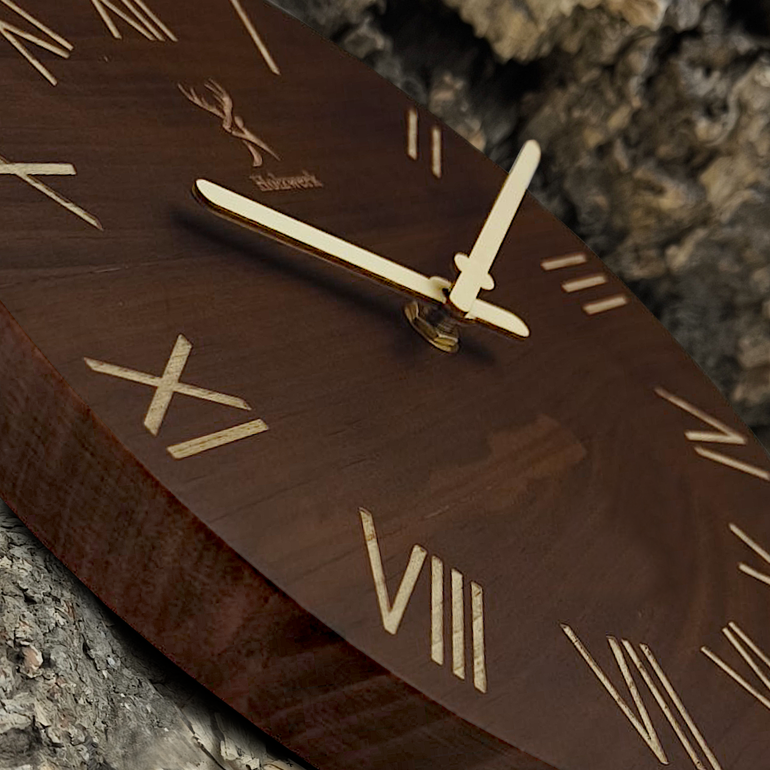 Holzwerk SCHWERIN 25 cm robuste Vintage Holz-Quarz Wanduhr aus massivem Holz  mit römischen Ziffern als Detailansicht mit Zeiger