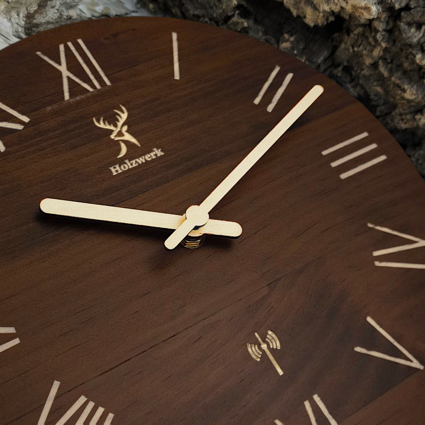 Holzwerk SCHWERIN 25 cm robuste Vintage Holz-Funk Wanduhr aus massivem Holz  mit römischen Ziffern als Detailansicht mit Logo