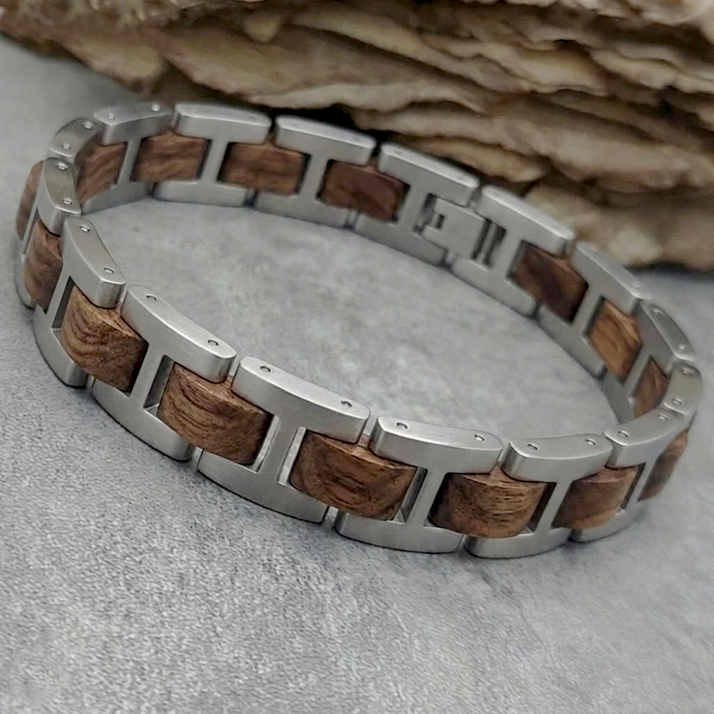 Holzwerk SILBERSEE silber-braunes  Holz Armband aus Zebraholz und Edelstahl mit Gliederkonstruktion, Lifestyle Foto der Rückseite