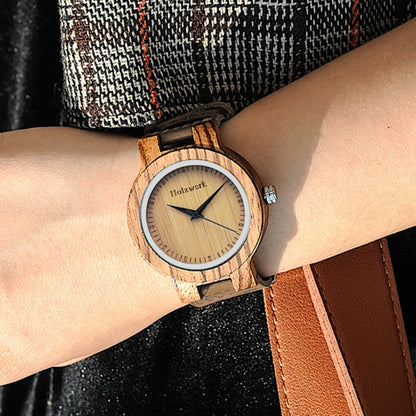 Holzwerk SINA BROWN Damen Quarzuhr aus Holz mit beigem Zifferblatt, braunem Lederarmband am Handgelenk