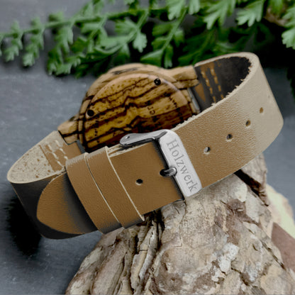 Holzwerk SINA BROWN Damenuhr aus Holz mit beigem Zifferblatt, braunem Lederarmband, Detailaufnahme des Lederarmbands