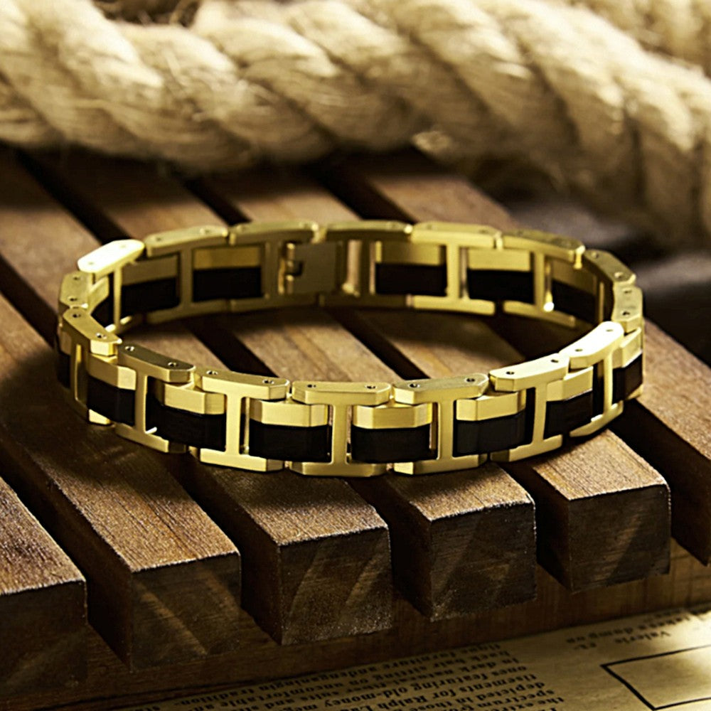 Holzwerk STAFSEE Armband aus Ebonyholz und Edelstahl in Gold und Braun mit Gliederdesign in Holzumgebung