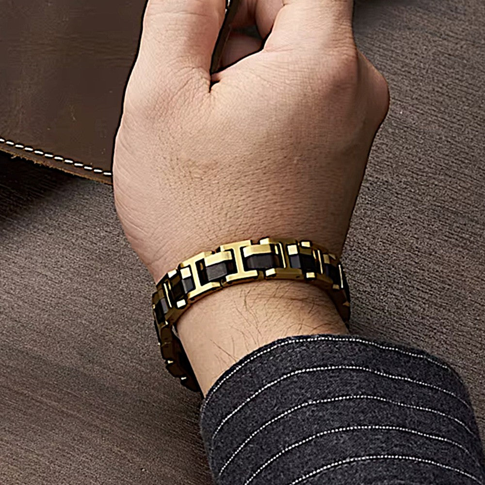 Holzwerk STAFSEE Armband aus Ebonyholz und Edelstahl in Gold und Braun mit Klappenverschluss am Handgelenk getragen