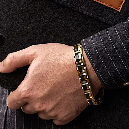 Holzwerk STAFSEE Armband aus Ebonyholz und Edelstahl in Gold und Braun mit Gliederdesign am Handgelenk getragen