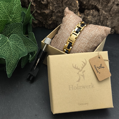 Holzwerk STAFSEE Armband aus Ebonyholz und Edelstahl in Gold und Braun mit Gliederdesign in Holzwerk Verpackung
