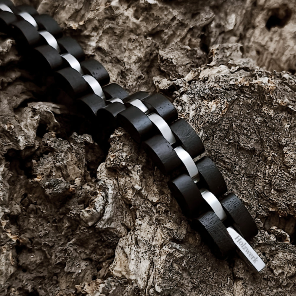 Holzwerk STEINSEE braun-silbernes  Holz Armband aus Ebenholz und Edelstahl mit Detailansicht der Gliederkonstruktion 