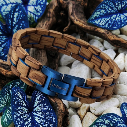 Holzwerk SUEDSEE blau-braunes Holz-Armband aus Zebraholz und Edelstahl mit Gliederkonstruktion, Lifestyle Foto frontal
