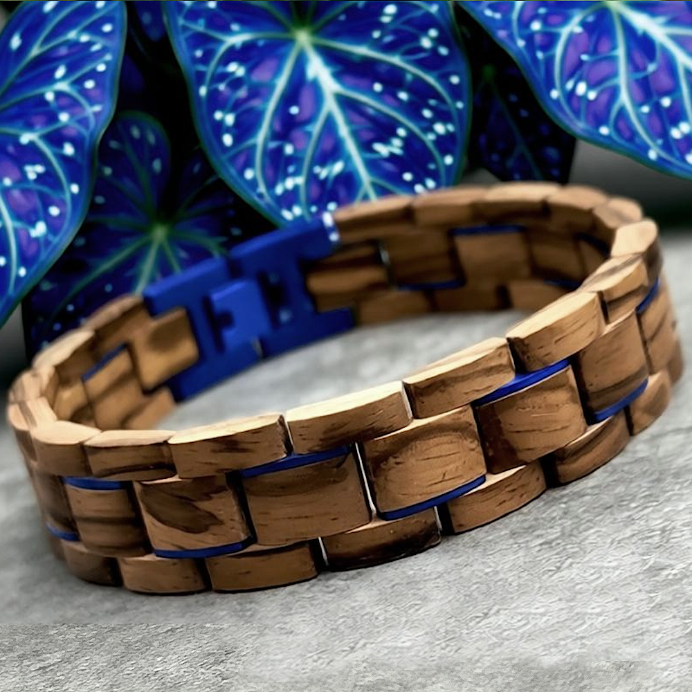 Holzwerk SUEDSEE blau-braunes Holz-Armband aus Zebraholz und Edelstahl mit Gliederkonstruktion, Lifestyle Foto der Rückseite 