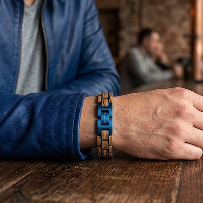 Holzwerk SUEDSEE blau-braunes Holz-Armband aus Zebraholz und Edelstahl mit Gliederkonstruktion am Handgelenk getragen
