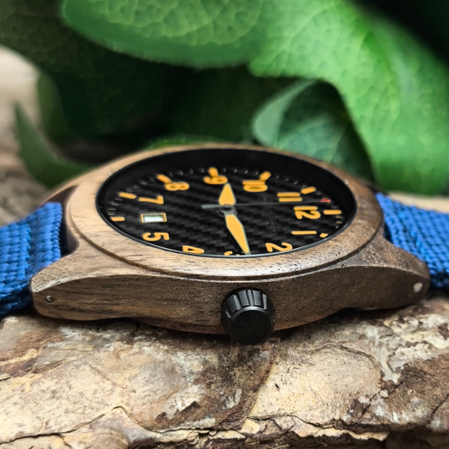 Holzwerk SYLT Unisex Uhr aus Holz mit schwarz-orangenem Zifferblatt, Datum und blauem Textil-Nylonarmband, Seitenansicht rechts