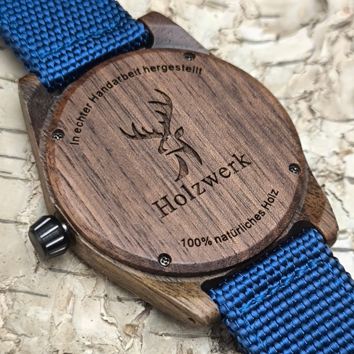 Holzwerk SYLT Unisex Quarzuhr aus Holz mit  blauem Textil-Nylonarmband, Detailaufnahme des Gehäusebodens mit Logo