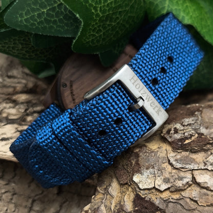 Holzwerk SYLT Unisex Quarzuhr aus Holz mit  blauem Textil-Nylonarmband, Detailaufnahme des Armbands und des Dornverschlusses