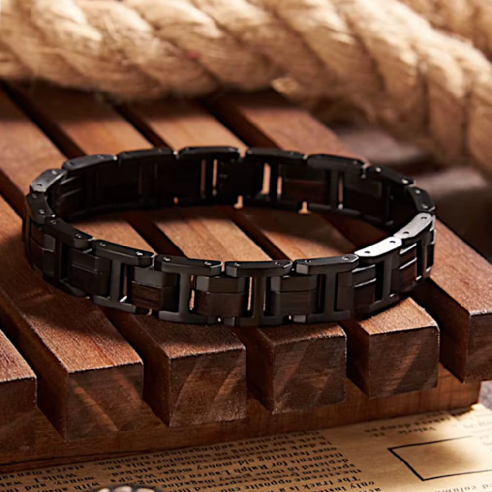 Holzwerk Tiefsee Armband aus Ebonyholz und Edelstahl in Schwarz und Dunkelbraun in wohnlicher Holzumgebung