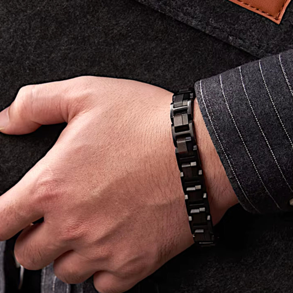 Holzwerk Tiefsee Armband aus Ebonyholz und Edelstahl in Schwarz und Dunkelbraun am Handgelenk getragen