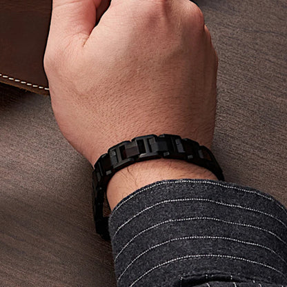 Lifestyle Foto des Holzwerk Tiefsee Armbands aus Ebonyholz und Edelstahl in Schwarz und Braun elegant am Handgelenk getragen