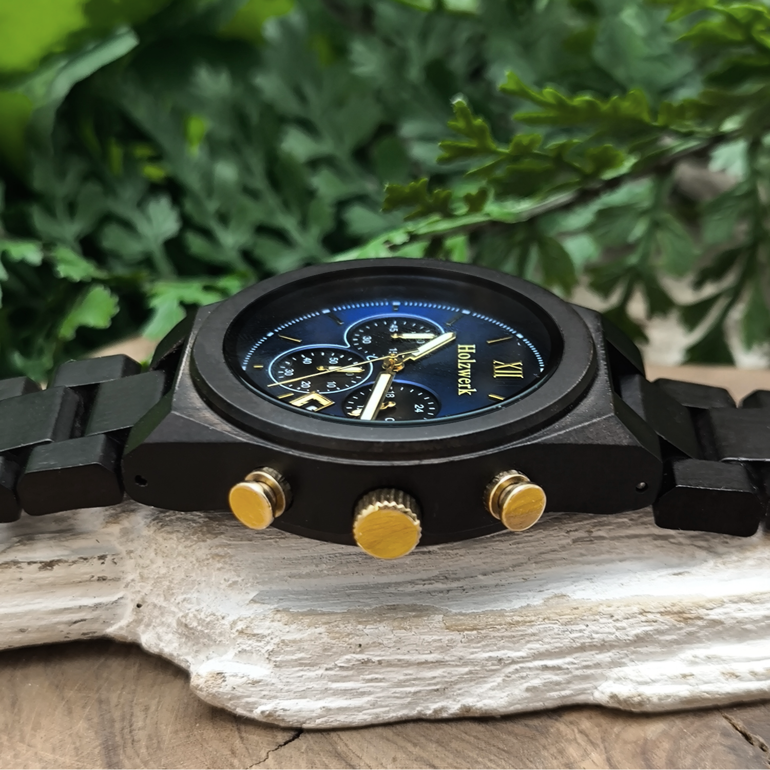 Holzwerk TORGAU Chronographen-Uhr aus Ebony-Holz mit Chronographen, Datumsanzeige und schwarzem Armband, Seitenansicht rechts