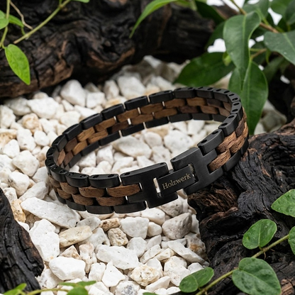 Holzwerk TREIBSEE schwarz-braunes  Holz Armband aus Walnussholz und Edelstahl mit Gliederkonstruktion, Lifestyle Foto auf Holz