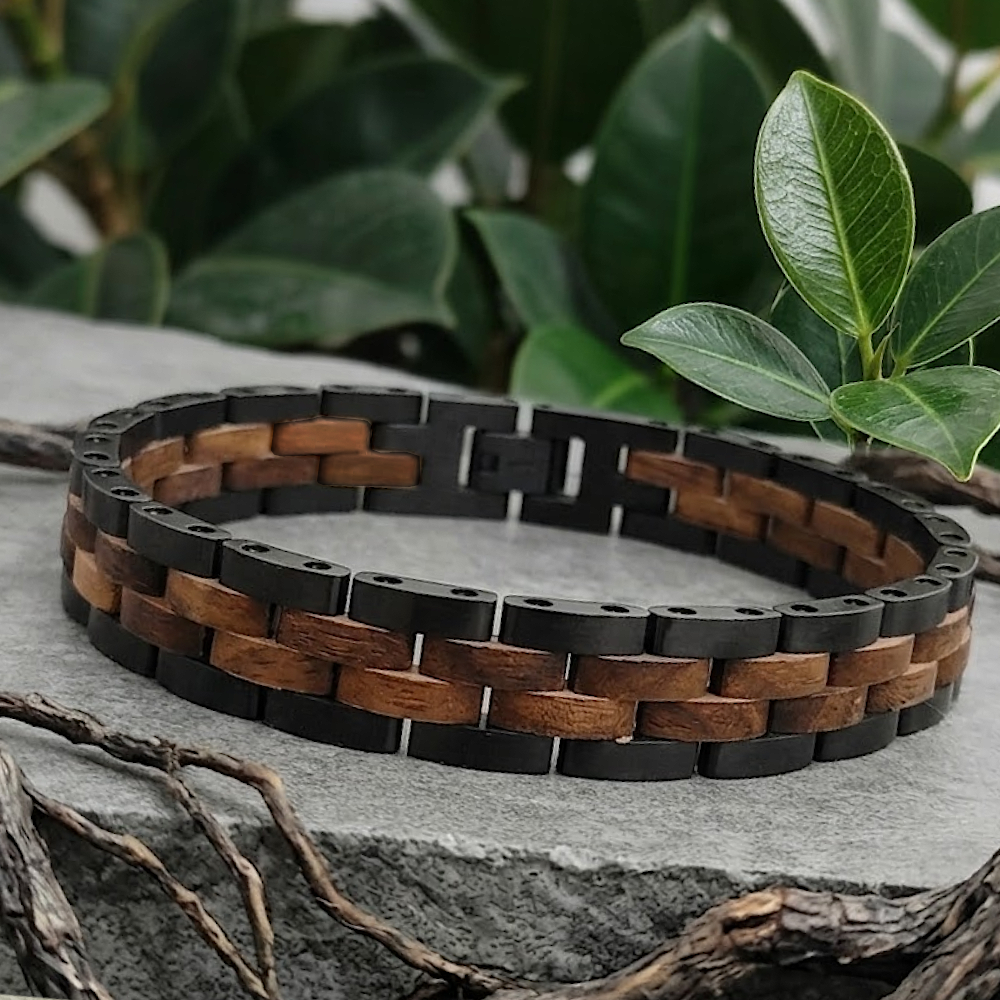 Holzwerk TREIBSEE schwarz-braunes  Holz Armband aus Walnussholz und Edelstahl, Lifestyle Foto der Rückseite