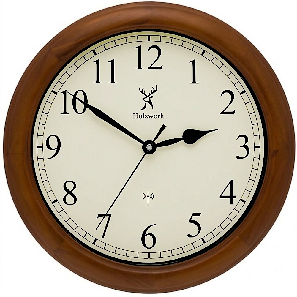 Holzwerk TRIBERG (FUNK) 35 cm robuste Holz-Funk Wanduhr aus Vollholz in beige und braun mit großen Ziffern in der Frontansicht