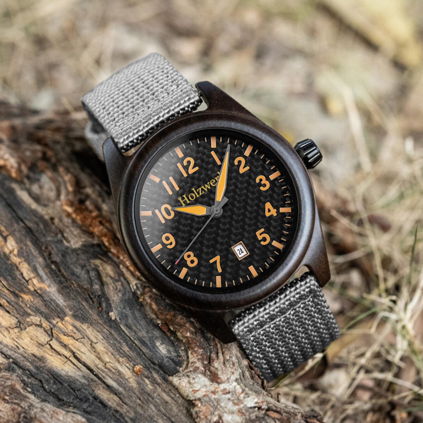 Holzwerk USEDOM Unisex Uhr aus Holz mit schwarzem Zifferblatt, Datumsanzeige und grauem Textil-Nylonarmband, Seitenlage auf Holz