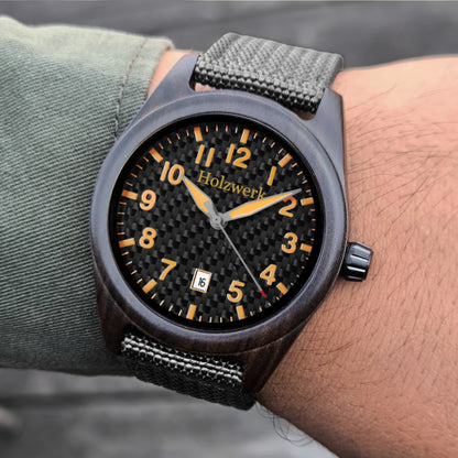 Holzwerk USEDOM Unisex Uhr aus Holz mit schwarzem Zifferblatt, Datum und grauem Textil-Nylonarmband am Handgelenk