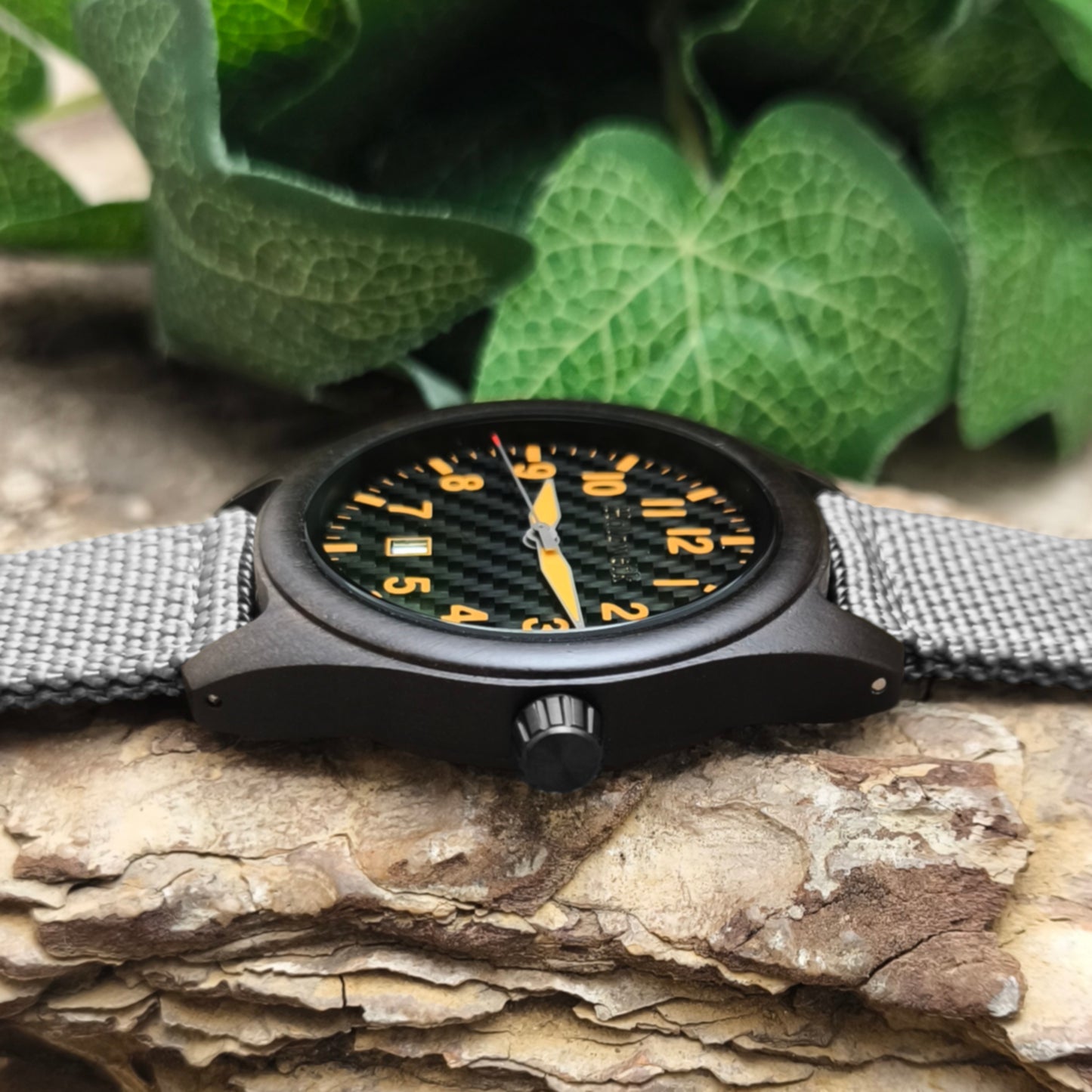 Holzwerk USEDOM Unisex Uhr aus Holz mit schwarzem Zifferblatt, Datumsanzeige und grauem Textil-Nylonarmband, Seitenansicht rechts