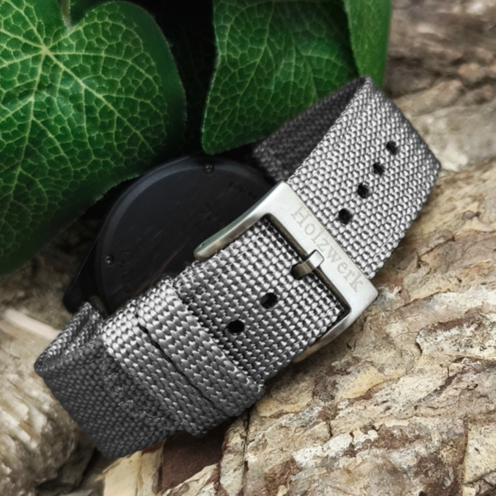 Holzwerk USEDOM Unisex Uhr aus Holz mit schwarzem Zifferblatt und Datumsanzeige, Detailansicht des Dornverschlusses