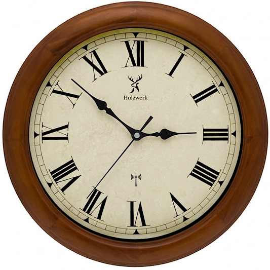 Holzwerk VELBURG (FUNK) 35 cm robuste Holz-Funk Wanduhr aus Vollholz in beige und braun mit römischen Ziffern in der Frontansicht