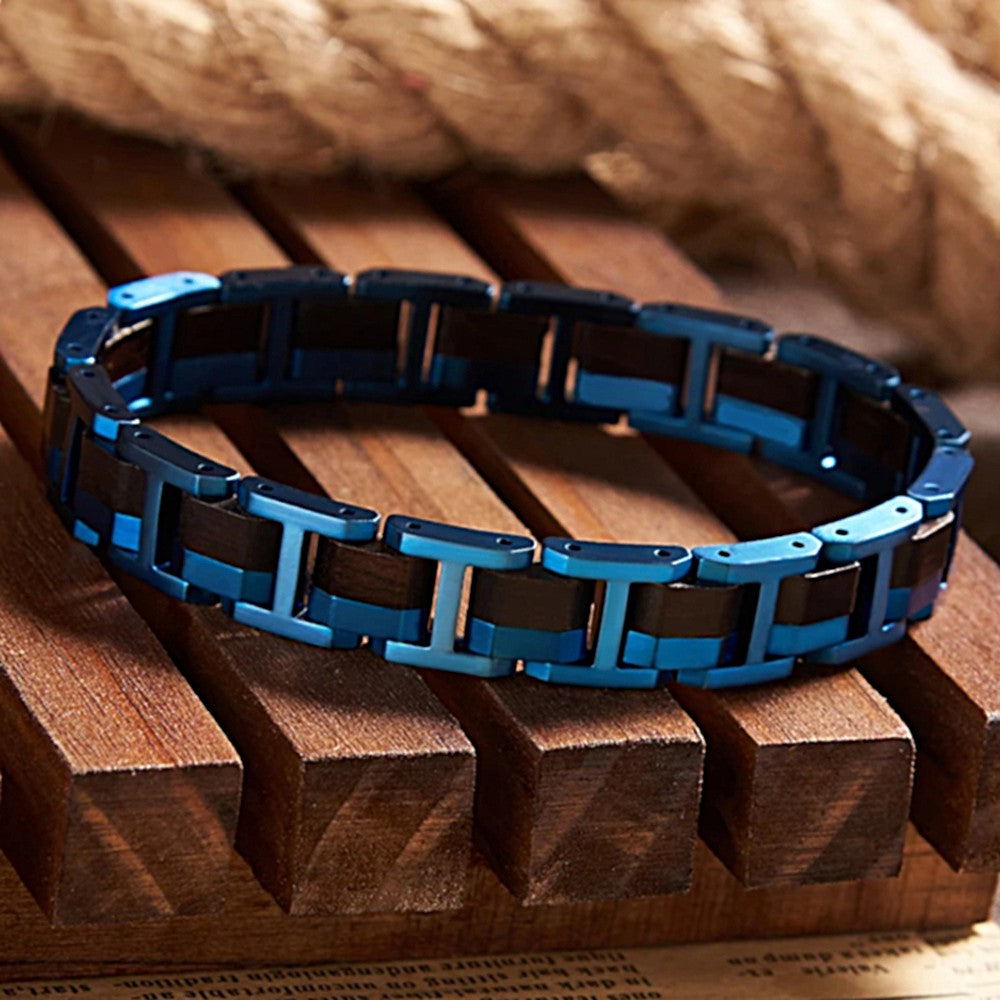 Lifestyle Foto des Holzwerk WEITSEE Armbands aus Ebonyholz und Edelstahl in Blau und Dunkelbraun in Holzumgebung
