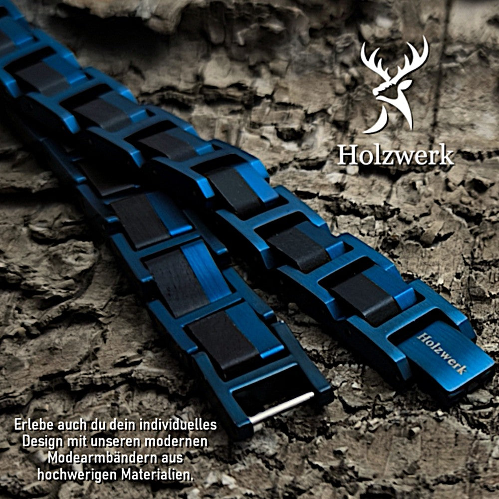 Detailaufnahme des Holzwerk WEITSEE Armbands aus Ebonyholz und Edelstahl in Blau und Dunkelbraun mit Gliederdesign und Logo